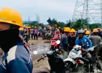 Tangkapan layar - Ratusan pekerja sub kontraktor pelaksana pembangunan Pembangkit Listrik Tenaga Uap (PLTU) 3-4 Nagan Raya, Provinsi Aceh, melancarkan aksi mogok kerja di depan pintu masuk ke proyek PLTU 3-4 di kawasan Desa Suak Puntong, Kecamatan Kuala Pesisir, Nagan Raya, terkait terlambatnya pembayaran gaji, Selasa (14/3/2023). (ANTARA/HO)