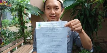 Guru SMK Telkom Sekar Kemuning, Kota Cirebon, Muhammad Sabil Fadhilah menunjukkan surat pemecatannya di Cirebon, Jawa Barat, Rabu (15/3/2023). (Foto: Dok. ANTARA/Khaerul Izan)