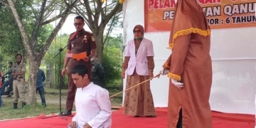 Terpidana menjalani eksekusi cambuk di halaman Dinas Syariat Islam, Kabupaten Aceh Timur di Idi, Kamis (16/3/2023). ANTARA/Hayaturrahmah