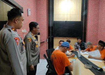 Kapolres Trenggalek AKBP Alith Alarino (kedua kiri) meninjau pelaksanan USP empat pelajar berkonflik dengan hukum di ruang konseling Satreskrim Polres Trenggalek, Jumat (17/3/2023). (Foto: ANTARA/HO-Humas Polres Trenggalek)