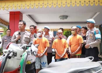 Kapolresta Tanjungpinang, Polda Kepri, Kombes Polisi Heribertus Ompusunggu menggelar konferensi pers pengungkapan kasus pencurian sepeda motor di kantornya, Sabtu (18/3/2023). (Antara/Ogen)