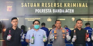 Personel Satres Narkoba Polresta Banda Aceh mengamankan 234 botol minuman keras (miras). (Foto: Alibi/Dok. Polisi)