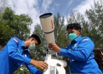 Arsip foto - Petugas BMKG Aceh Besar mempersiapkan teleskop untuk memantau hilal penetapan awal Ramadhan 2021 di pesisir pantai Lhoknga, Aceh Besar, Aceh, Senin (12/5/2021). (Foto: Antara/Irwansyah Putra)