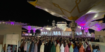 Para jamaah salat tarawih memadati Masjid Raya Baiturrahman, Rabu (22/3/2023). (Foto: Alibi/Fahzian Aldevan)
