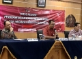 Kepala Seksi Intelijen dan Penindakan Keimigrasian (Kasi Inteldakim) Kantor Imigrasi Kelas I TPI Denpasar Iqbal Rifai (kanan) dalam konferensi pers. (Foto: Antara/Genta Tenri Mawangi)