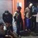 Personel Polsek Baros saat membubarkan sejumlah bocah yang terlibat perang sarung di Jalan Lio Propelat, Kelurahan Sudajayahilir, Kecamatan Baros, Kota Sukabumi, Jabar, Sabtu (25/3/2023). (Foto: Antara/Aditya Rohman)