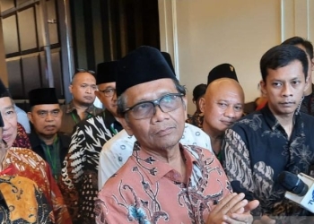 Menkopolhukam Mahfud MD didampingi Pimpinan Lembaga Persahabatan Ormas Islam (LPOM) Kyai Said Aqil Siradj memberikan keterangan pers di Jakarta, Sabtu (25/3/2023). (Foto: Antara/Laily Rahmawaty)