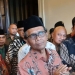 Menkopolhukam Mahfud MD didampingi Pimpinan Lembaga Persahabatan Ormas Islam (LPOM) Kyai Said Aqil Siradj memberikan keterangan pers di Jakarta, Sabtu (25/3/2023). (Foto: Antara/Laily Rahmawaty)