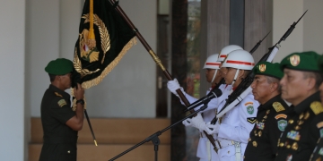 Mayjen TNI Novi Helmy Prasetya mengikuti prosesi tradisi penyambutan sebagai Pangdam IM, pada Sabtu (25/3/2023). (Foto: Alibi/Dok. Kodam IM)