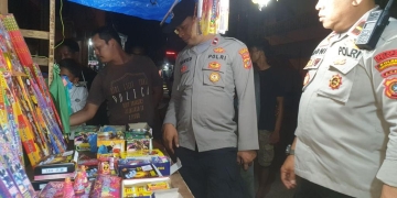 Kapolsek Muara Dua Kota Lhokseumawe Ipda Roni saat patroli Kamtibmas dan pengamanan pelaksanaan ibadah salat tarawih, Jumat (24/3/2023) malam. (Foto: Alibi/Dok. Polisi)