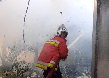 Satu unit rumah hangus terbakar di Gampong Jawa, Kecamatan Kuta Raja, Kota Banda Aceh pada Senin (27/3/2023). (Foto: Alibi/Dok. BPBA)