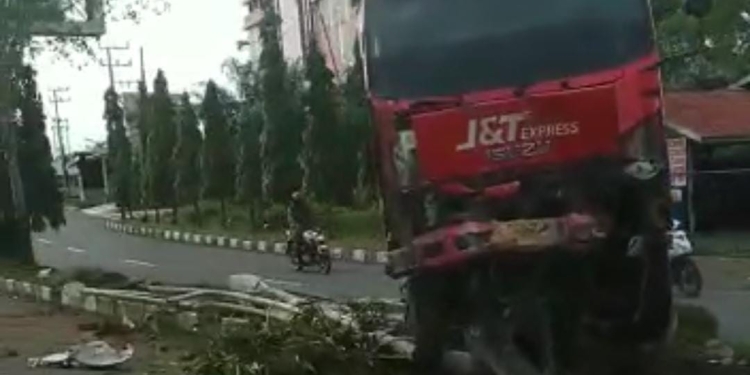 Mobil barang J&T alami kecelakaan tunggal di di jalan lintas Meulaboh - Nagan Raya, Desa Rundeng Kecamatan Johan Pahlawan, Aceh Barat, Senin (27/3/2023). (Foto tangkapan layar)