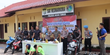 Polres Aceh Timur ringkus dua pengedar narkoba bersenjata api, HE (37) dan NO (40). (Foto: Alibi/Dok. Polres Aceh Timur)