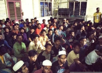 Imigran Rohingya saat diamankan di kompleks Masjid Raudahatul Jannah, Matang Peulawi, Kecamatan Pereulak, Kabupaten Aceh Timur, Senin (27/3/2023). (Foto: Antara/Hayaturrahmah)