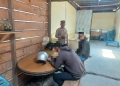 Personil Polsek Bandar gerebek warung makan ES (56) karena layani pembeli pada siang hari Ramadan, Rabu (29/3/2023) sekitar pukul 12.00 WIB. (Foto: Alibi/Dok. Polisi)