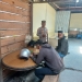 Personil Polsek Bandar gerebek warung makan ES (56) karena layani pembeli pada siang hari Ramadan, Rabu (29/3/2023) sekitar pukul 12.00 WIB. (Foto: Alibi/Dok. Polisi)