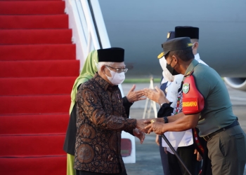 Pangdam Iskandar Muda, Mayjen TNI Novi Helmy Prasetya sambut kedatangan Wapres RI K.H. Ma’ruf Amin ke Aceh, Rabu (29/3/23). (Foto: Alibi/Dok. Humas Kodam IM)