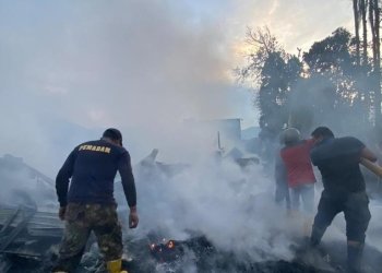 Petugas memadamkan api yang hanguskan 25 unit rumah di Gampong Kemili, Kecamatan Bebesen, Aceh Tengah pada Jumat (31/3/2023). (Foto: Alibi/Dok. BPBA)