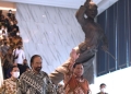Ketua Umum Partai Nasdem Surya Paloh (kiri) bersama Ketua Umum Partai Gerindra Prabowo Subianto (kanan) melambaikan tangan usai menggelar pertemuan di DPP Partai Nasdem, Jakarta, Rabu (1/6/2022). (ANTARA FOTO/Hafidz Mubarak A/nz)