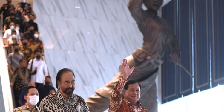 Ketua Umum Partai Nasdem Surya Paloh (kiri) bersama Ketua Umum Partai Gerindra Prabowo Subianto (kanan) melambaikan tangan usai menggelar pertemuan di DPP Partai Nasdem, Jakarta, Rabu (1/6/2022). (ANTARA FOTO/Hafidz Mubarak A/nz)