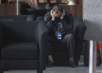 Mantan Kepala Bagian Umum Kantor Wilayah DJP Jakarta Selatan II Rafael Alun Trisambodo duduk di ruang tunggu sebelum menjalani pemeriksaan di Gedung KPK, Jakarta, Rabu (1/3/2023). ANTARA FOTO/Aprillio Akbar/aww