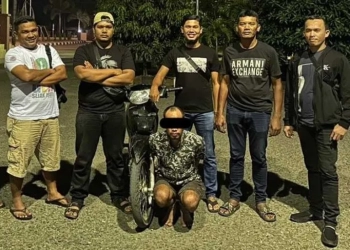Tim Opsnal Satuan Reserse Kriminal Polres Bireuen bersama pelaku pencurian sepeda motor bersama barang bukti di Mapolres Bireuen, Aceh, Selasa (7/3/2023). ANTARA/HO/Bidhumas Polda Aceh