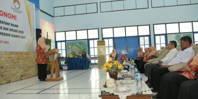 Ketua DWP Aceh, Mellani Subarni, memberikan sambutan dan arahan saat membuka Seminar Ekonomi "Peran Dharma Wanita Persatuan dalam Mendukung Penurunan Stunting dan Inflasi Aceh Melalui Peningkatan Konsumsi Produk Olahan Ikan", di SUPM Negeri Ladong Aceh, Rabu (15/3/2023). Foto: (ALIBI/Humas Pemerintah Aceh)