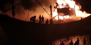 Kobaran api membakar kapal nelayan di dermaga TPI Krueng Mane di Desa Tanoh Anoe, Kecamatan Muara Batu, Kabupaten Aceh Utara, Jumat (24/3/2023). Foto: Antara/Ho/Dok-Polsek Muara Satu)