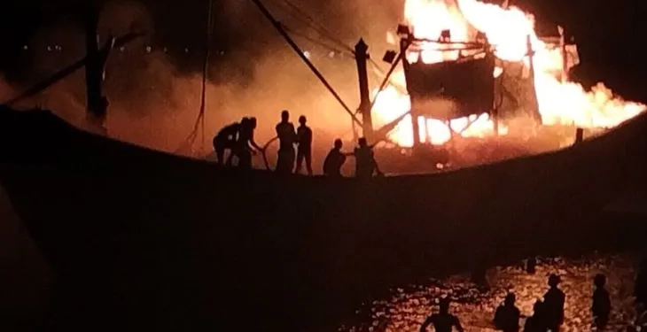 Kobaran api membakar kapal nelayan di dermaga TPI Krueng Mane di Desa Tanoh Anoe, Kecamatan Muara Batu, Kabupaten Aceh Utara, Jumat (24/3/2023). Foto: Antara/Ho/Dok-Polsek Muara Satu)