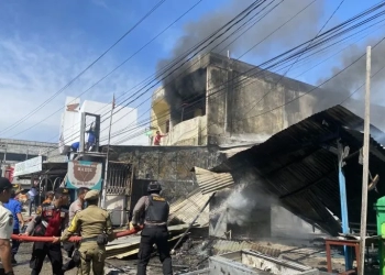 Tiga unit ruko berlokasi di ruas Jalan Nasional, Ujong Baroh, Meulaboh, Kabupaten Aceh Barat, Kamis (2/3/2023) pagi terbakar. (ANTARA/Teuku Dedi Iskandar)