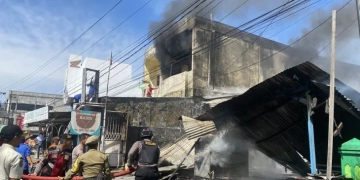 Tiga unit ruko berlokasi di ruas Jalan Nasional, Ujong Baroh, Meulaboh, Kabupaten Aceh Barat, Kamis (2/3/2023) pagi terbakar. (ANTARA/Teuku Dedi Iskandar)