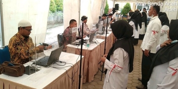 Peserta seleksi PPPK formasi Kemenag Aceh mengantre sebelum masuk ke ruang ujian. (Foto: Alibi/Dok. Kemenag Aceh)
