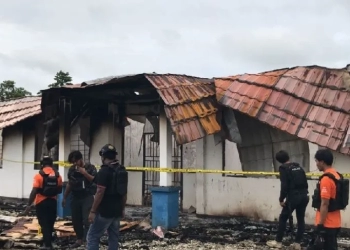 Polisi lakukan olah TKP terhadap SMPN 2 Dekai yang dibakar KKB. (Foto: Dok. ANTARA/HO/Humas Polda Papua)