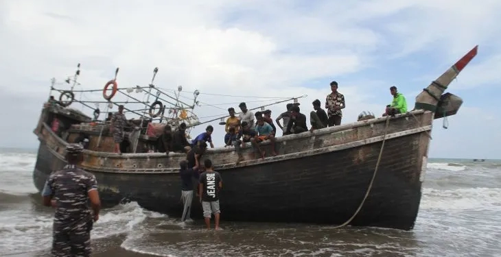 Ilustrasi - Kapal imigran Rohingya saat terdampar ke perairan Aceh Besar (ANTARA FOTO/Ampelsa)