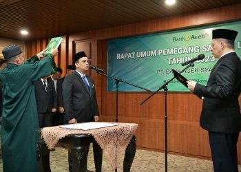 Penjabat Gubernur Aceh, Achmad Marzuki, saat mengambil sumpah jabatan dan melantik Muhammad Syah sebagai Direktur Utama PT. Bank Aceh Syariah, Kamis, (9/3/2023). (Dok. Humas Pemerintah Aceh)