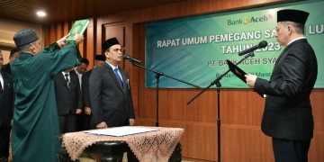 Penjabat Gubernur Aceh, Achmad Marzuki, saat mengambil sumpah jabatan dan melantik Muhammad Syah sebagai Direktur Utama PT. Bank Aceh Syariah, Kamis, (9/3/2023). (Dok. Humas Pemerintah Aceh)