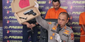 Kapolres Aceh Timur AKBP Andy Rahmansyah memperlihatkan senjata api yang diamankan dari kedua pelaku pengancaman di Mapolres Aceh Timur, Kamis (30/3/2023). (Antara/Ho)