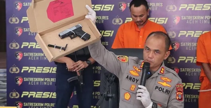 Kapolres Aceh Timur AKBP Andy Rahmansyah memperlihatkan senjata api yang diamankan dari kedua pelaku pengancaman di Mapolres Aceh Timur, Kamis (30/3/2023). (Antara/Ho)
