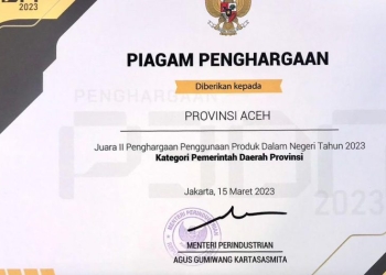 Piagam penghargaan yang diberikan kepada Provinsi Aceh sebagai Juara II Penggunaan Produk Dalam Negeri Tahun 2023 kategori Pemerintah Daerah Provinsi. (Foto: ALIBI/Dok. Humas Pemerintah Aceh).