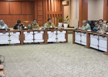 Asisten II Sekda Aceh Mawardi didampingi Kepala Disbudpar Aceh Almuniza Kamal, saat Rakor Pelaksanaan PKA ke-8 bersama SKPA terkait, Selasa (14/3/2023). (Dok. Humas Pemerintah Aceh)