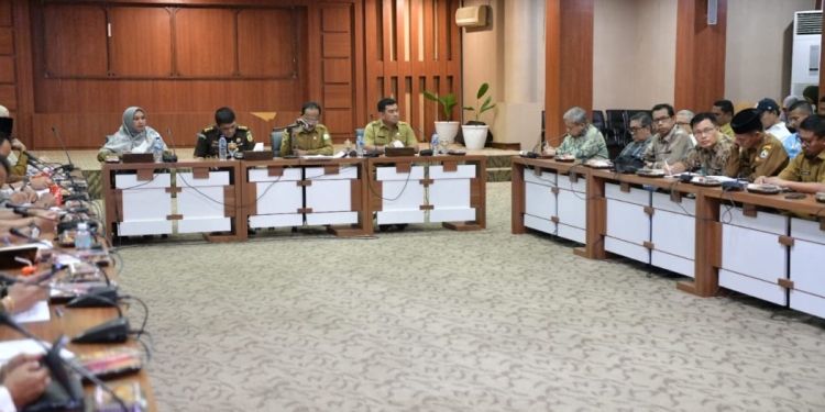 Asisten II Sekda Aceh Mawardi didampingi Kepala Disbudpar Aceh Almuniza Kamal, saat Rakor Pelaksanaan PKA ke-8 bersama SKPA terkait, Selasa (14/3/2023). (Dok. Humas Pemerintah Aceh)