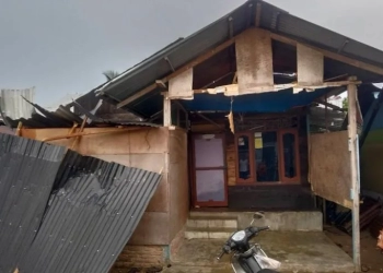 Rumah warga rusak akibat puting beliung di Gampong Tanjong, Kecamatan Idi Rayeuk, Kabupaten Aceh Timur, Rabu (1/3/2023). (ANTARA/HO)