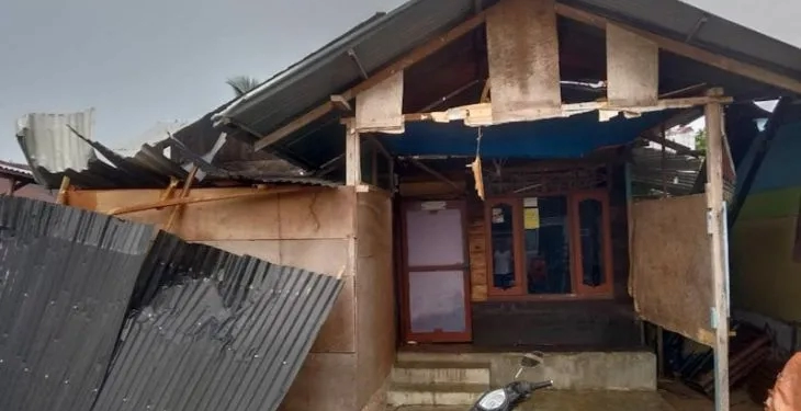 Rumah warga rusak akibat puting beliung di Gampong Tanjong, Kecamatan Idi Rayeuk, Kabupaten Aceh Timur, Rabu (1/3/2023). (ANTARA/HO)