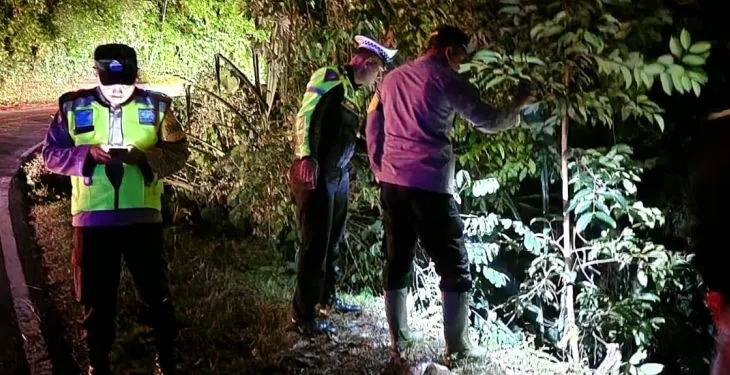 Personel polisi saat melihat sebuah mobil hiace terjadi kecelakaan lalu lintas di Gunung geurutee, Kamis (9/3/2023) (ANTARA/HO)