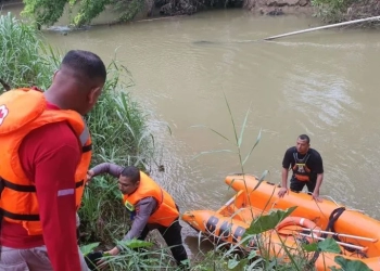 Tim SAR saat mengevakuasi korban di sungai, di Pidie Jaya, Minggu (12/3/2023). (ANTARA/HO)