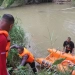 Tim SAR saat mengevakuasi korban di sungai, di Pidie Jaya, Minggu (12/3/2023). (ANTARA/HO)