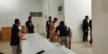 Turis asing (duduk) diamankan polisi karena meresahkan masyarakat di Simeulue ANTARA/HO/Dok Polres Simeulue