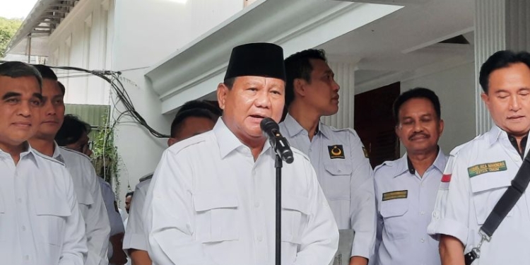 Ketua Umum (Ketum) Partai Gerindra Prabowo Subianto (tengah) saat memberi keterangan pers di Jakarta, Rabu (6/4/2023). (Foto: Antara/Fath Putra Mulya)