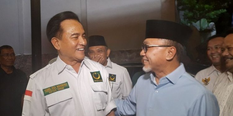 Ketua Umum Partai Bulan Bintang (PBB) Yusril Ihza Mahendra bertemu Ketua Umum Partai Amanat Nasional (PAN) Zulkifli Hasan di Kantor DPP PAN, Jakarta, Kamis (13/4/2023). (Foto: Antara/Narda Margaretha Sinambela)
