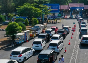 Tampak antrean kendaraan memadati area penyebrangan pelabuhan Ulee Lheue, Banda Aceh, Senin (24/4/2023). (Foto: Alibi/Dok. Humas Pemerintah Aceh)